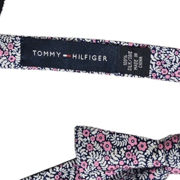 TOMMY HILFIGER Blue/White Floral Leaf Silk DESIGNER Bow Tie - Picture 2 of 2